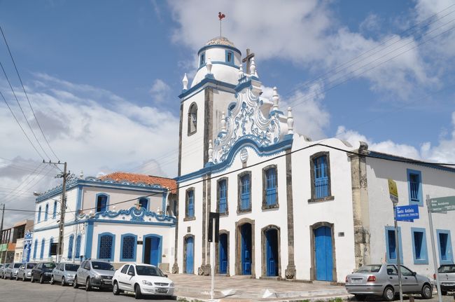 　ナタルではポンテネグラ海岸の砂丘よりもハイカラな高層ビル群に圧倒され、こちらの方が見応えがあり驚いた。ナタルは南米大陸の先っちょにある小さな観光の街かと思っていたが大都会だったのだ。<br />午後１時のレシフェ行きバスに乗り込んだ。レシフェまでは４時間だ。<br /><br />　レシフェに到着したことには日が暮れていた。バスターミナルからはメトロが出ているので簡単にレシフェのセントロへ出ることができる。メトロで３０分ほどで終点のレシフェ・セントラル駅に到着した。ずいぶん立派で巨大な駅だ。メトロのセントラル駅はかつてのローカル列車を近郊型電車に改良したものらしい。<br />　セントラル駅に到着したものの、さすがに日が暮れたセントロを歩くのは勇気がいる。目的の宿までは１キロほどだがタクシーを利用することにした。案の定ホテル周辺は店のシャッターがすべており、誰も歩いていない状態だったのでタクシーは正解だった。　レシフェの宿泊先はホテルセントラル。歴史を感じるコロニアル調の建物だが、壁の色が塗り替えられ外観は新しい。値段は１泊５０レアル（２０００円）と安く、ホテルのスタッフは他の場所同様フレンドリーで居心地が良さそうだ。<br />このホテルはエレベーターがかなりアンティークで素人の宿泊客には操作ができず、毎回専属のエレベーター係に操作してもらう。ずいぶん手間がかかるが毎回スタッフは嫌な顔ひとつせず宿泊階のフロアへ迎えに来てくれる。