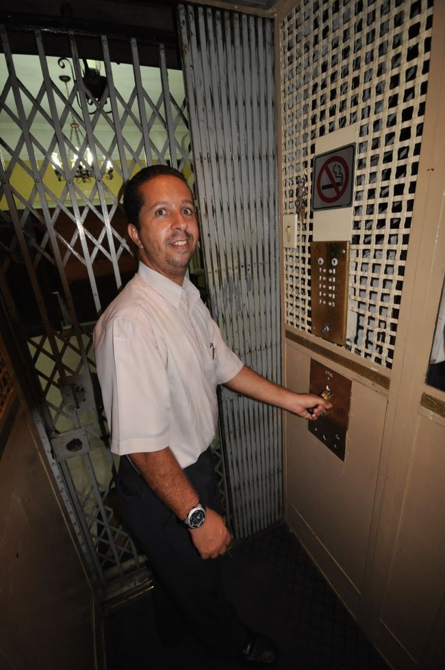 　レシフェの宿泊先はホテルセントラル。歴史を感じるコロニアル調の建物だが、壁の色が塗り替えられ外観は新しい。値段は１泊５０レアル（２０００円）と安く、ホテルのスタッフは他の場所同様フレンドリーで居心地が良さそうだ。<br />このホテルはエレベーターがかなりアンティークで素人の宿泊客には操作ができず、毎回専属のエレベーター係に操作してもらう。ずいぶん手間がかかるが毎回スタッフは嫌な顔ひとつせず宿泊階のフロアへ迎えに来てくれる。