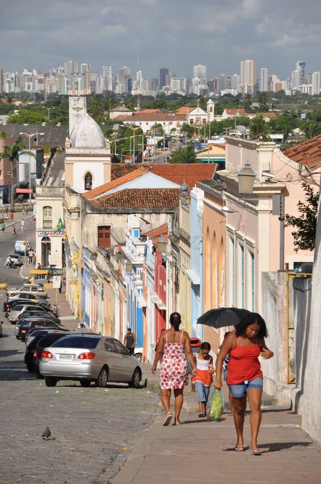 この日の午前はレシフェに隣接する歴史都市オリンダの街を観光した。オランダが築いた街で家々はカラフルなのが特徴だ。<br /><br />オリンダから眺めるレシフェの摩天楼が爽快だ。