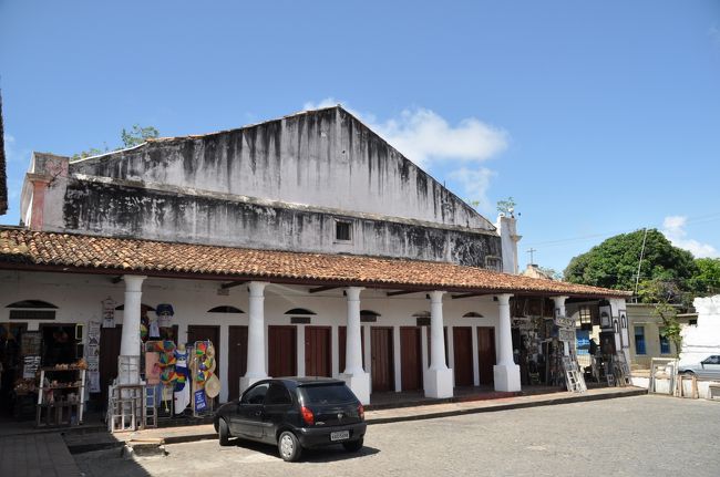 オリンダで個人的に興味を持っている場所はリベラル市場だ。かつて奴隷貿易の際、この市場で奴隷を売買されていたというおぞましい場所だが今では土産物を売る店が並んだいる。