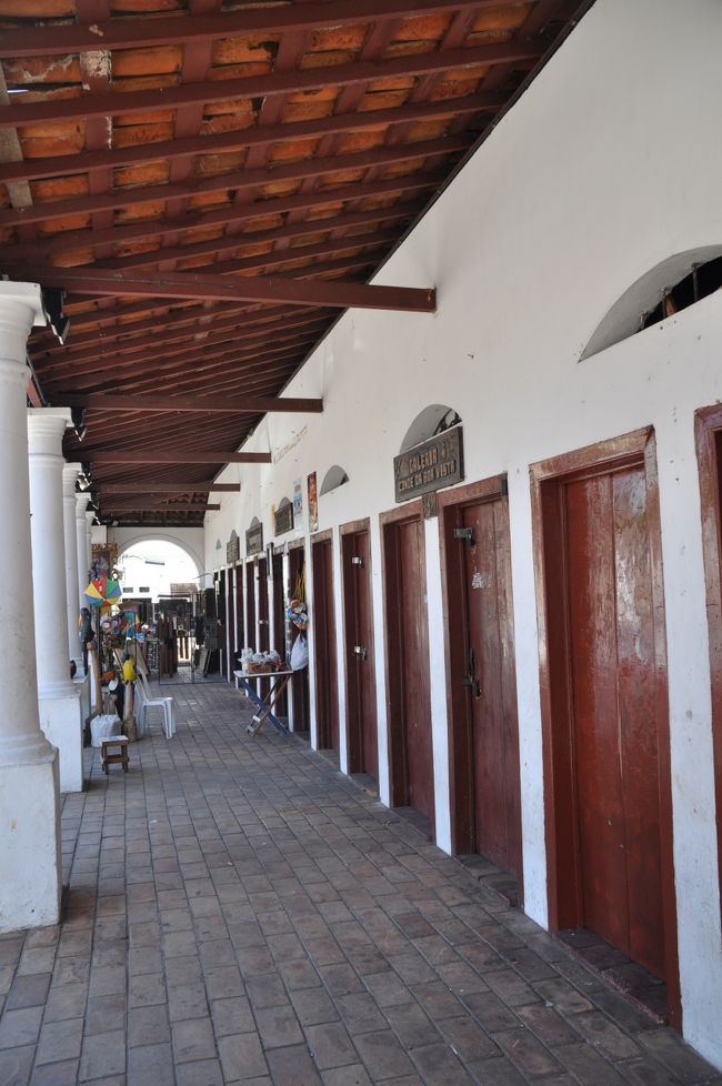 しかし土産物屋が売られている部屋はかつて奴隷が売られるまで閉じもめられていた場所だ。奴隷の怨念が残っていそうな場所だが今では色とりどりの土産物が並び明るい雰囲気だ。