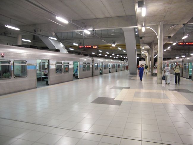 列車でレシフェのホドビアリアへ向かった。