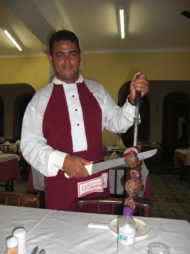 夕食は海岸沿いのレストランでシュハスコを食べることにした。今回のブラジル旅行で本格的なシュハスコは初めてだ。いろんな肉が運ばれてくるが客があまりいないので僕しか食べてない感じだ。<br /><br />あまり食べ過ぎるのも問題だが、これで１０００円以下なのだから今のブラジルの物価は安い。