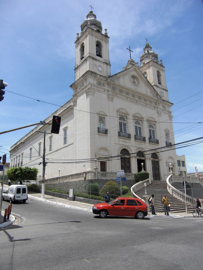 セントロのカテドラル。<br /><br />今の持ち金が底をつきかけているので現金を下ろしたい。しかしここまでの旅行で最大のピンチがやってきた。ＡＴＭがカードを読みとらないのだ。この界隈でドルを換金できるのはホテルで可能かもしれないが、銀行となると探すのが大変だ。　<br />　<br />　パジュサラ海岸ではクレジットのキャッシングはこのスーパーでしかできない。途方に暮れながら３回くらい機械に通していると認識したようだ。助かった。<br /><br />帰国までの大金を手にしたのでもう安心だ。<br />　そのまま宿に戻ったら疲れがどっと出た。連日の３５度以上の気温の中、ナタル、レシフェと常に歩き回っていた。今日も朝から歩きっぱなしだ。ＡＴＭでお金がおろせて安心したこともあり、一気に疲れがでた感じだ。実は今日は朝から下痢で昼は食欲がなかった。体が不調気味なのはわかっていたが、それにもかかわらず水も飲まないで十キロ以上歩いてしまったのがいけなかった。熱中症というやつだろうか。<br /><br />部屋に戻ったあと身動きが取れなくなってしまった。幻覚が見える。とにかく何もできない状態になった。一人旅だとこの状況は辛い。<br />でも翌朝には復活した。下痢はバナナとリンゴでしばらく我慢すれば治る。<br /><br />今夜のバスで最終目的地サルバドールへ向かうのでそれまでもう少しゆっくりしよう。<br />朝からビーチでくつろいだ。<br /><br />