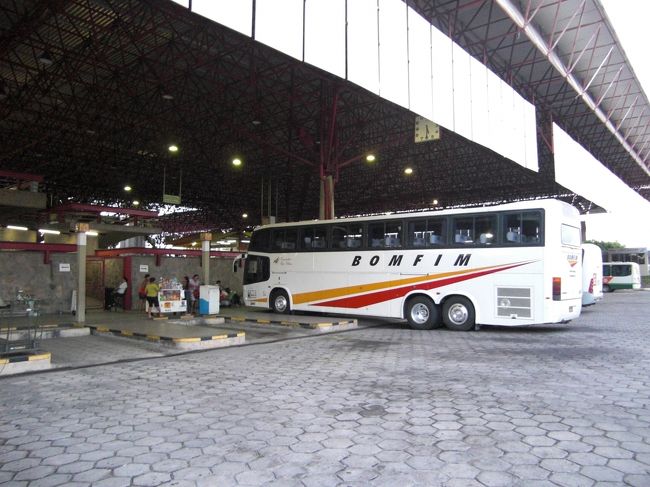 バスでマセイオを出発。<br /><br />【３月２７日（金）】<br /><br />　サルバドールには深夜３時半に到着した。明日のフォルタレーザ行きのチケットを買いたいが、バス会社の窓口が閉まっているので昼に改めてここに来なくてはならない。さすがにこの時間、宿へ向かうと２泊分取られる可能性があるので５時過ぎまでバスターミナルのベンチで夜を明かした。<br /><br />　５時過ぎ空も明るくなりだし宿へ向かった。バスターミナルからセントロまでは予想以上に遠かった。サルバドールの街の規模が大きいことの現われか。片側３車線以上の道路をくねくねは走り、全く自分の場所が把握できない。そんな中スムーズに目的の「ホテルサンジョセ」前に停車した。ホテル周辺は早朝で全てシャッターが下りていて誰も歩いておらず、路上生活者しかいない場所だ。危険な雰囲気だが、タクシーを降りると同時にホテルのスタッフが迎えに来てくれた。ホテルはエアコンなしの安宿だがスタッフは感じが良く、１泊しかしないが快適に過ごせそうだ。<br /><br /><br />