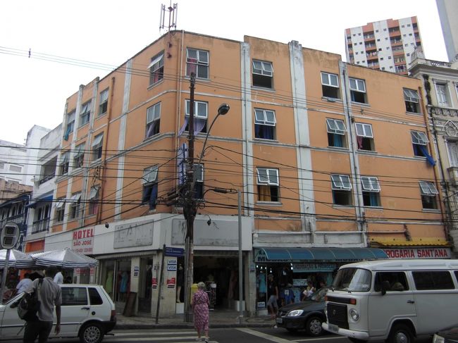 <br />写真がサルバドールで滞在した「ホテル・サンジョゼ」。日中は周辺に露店が出て賑やかだ。<br />　サルバドールにいるのはアフリカ人とインディオまたは白人の混血がほとんど。まさに人種のるつぼ。差別など存在しないのだろうが、東アジア系は全くいないので逆にこちらが差別される。とはいえ多少注目される程度で指を指されるなど他の中南米諸国のようなことはない。<br />