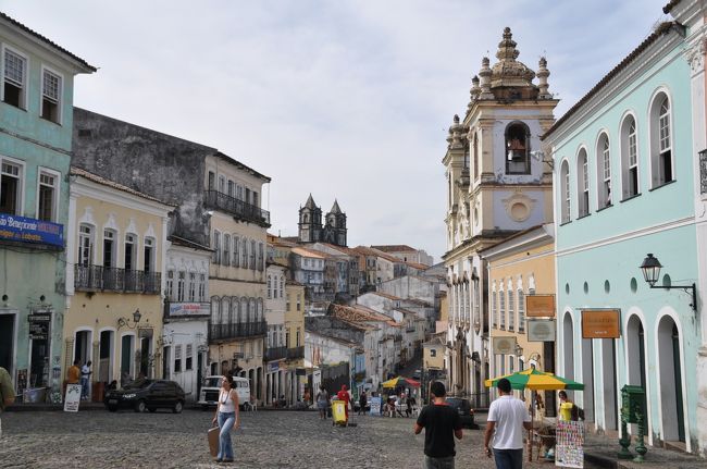 旧市街の歴史地区はサンルイスやオリンダ同様きれいに整備されている。<br />　サルバドールはブラジルで一番治安が悪いと言われるが、観光エリアから１本道路をはずれると路上生活者が歩道に寝ころび当たり前のように物乞いに手を出される。昼間でこの状態なので夜はとてもじゃないが歩きたくない。<br />　でも今ではいきなり撃たれたりすることもなく、治安が良くなったとのことだ。