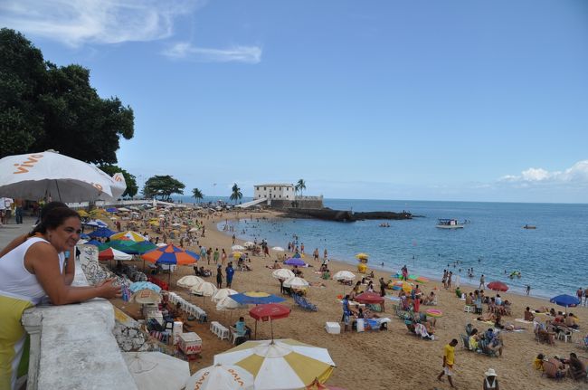 【３月２８日（土）】<br /><br />　午前中はバーハ要塞の方へはまだ行ってなかったので歩いて向かった。<br /><br />　坂道を下る道が多いので歩くのは容易だ。街路樹の整備された高級マンションの建ち並ぶエリアを南へ進み、やがてサンタマリア要塞が見えてきた。そこからビーチが広がりその先にバーハ要塞が見える。