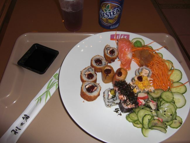 夕方タクシーでバスターミナル（ホドビアリア）へ向かった。<br />　タクシーは昼間なので安いかと思ったが、深夜と同じ値段だった。<br /><br />時間があるので一旦荷物を預けることにした。そしてバスターミナル前にあるイグナチム・ショッピングモールへ行くことにした。ここなら涼しい。しかし日曜日ということでモールの中は大混雑だ。涼しいはずだが暑苦しく感じる。そんな中本屋や服屋などをぶらぶらし、夕食はフード事の日本食もどきの寿司屋で食べることにした。ヘンテコな海苔巻きとか味が違うし、チーズ巻きなどあったり、一番まともなのはサーモンのにぎりだけだった。でも値段は１０レアル（４５０円）と一般的なファーストフードより安かった。<br /><br />　フォルタレーザ行きのバスは２０時出発だが、１時間前には改札に入り、乗場前のベンチでバスを待つことにした。フォルタレーザまでは「ＩＴＡＰＥＭＩＲＩＭ」という会社だ。<br /><br />　ブラジルで一番利用回数が多く、一番安心できる会社でもある。拠点はリオデジャネイロなのかよくわからないが、サルバドールを起点にもたくさん路線を持っている。<br />　２０時にはフォルタレーザ行きのバスは出発した。それほど混雑していないようで隣の席には誰も座ってこない。バスはゴールデンというクラスでかなりシートピッチが広く、水平とまでは行かないが飛行機のビジネスクラスくらいゆったいしている。これならフォルタレーザまでの２０時間も快適だ。<br /><br />　昨年５月のバスは５０時間以上乗ったが、あまり快適とはいえないバスだったのに値段は高かった。そう考えるとこのバスはありがたい。<br />　バスはフェイラ・デ・サンタナを経てここからは昨年５月に利用したルートとしばらくかぶる感じだ。途中のドライブインやバスターミナルには見覚えのある場所も多い。この日はレストランで食事をすることもなく眠りについた。