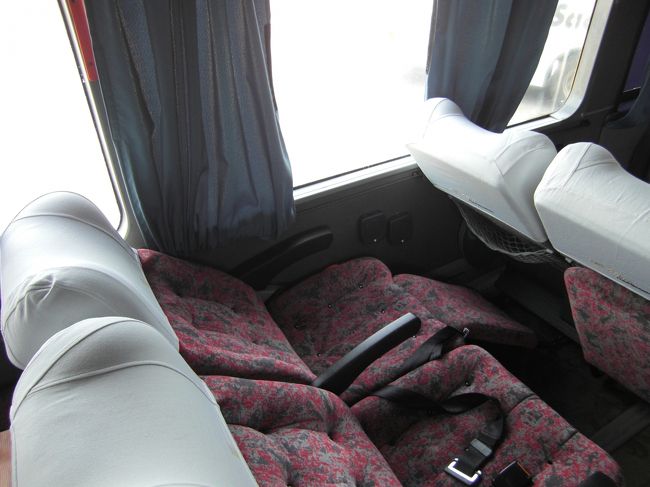 ゴールデンの座席はかなりリクライニングを倒せる。