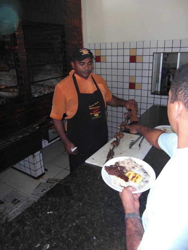 昼はセルフのビュッフェを食べることになった。田舎のドライブインだがシュハスコのブースもあり他のバスの乗客も入り乱れて大繁盛していた。<br /><br />　そのままバスは一路フォルタレーザへ。フォルタレーザの天気は雨だと天気予報で確認していた。最初フォルタレーザに早く戻って周辺の砂丘などを観光しようと思っていた。でも雨なら無理だ。そんなわけでフォルタレーザ到着を出発前日まで遅らせたのだ。<br /><br />　ずっとガンガン照りだったのが案の定フォルタレーザに近づくにつれ、厚い雲におおわれ雨が降り出した。でもバスターミナルに到着するころには曇り空になっていた。
