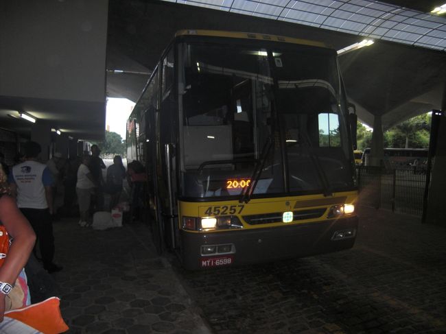 夕方５時半にフォルタレーザのバスターミナルに到着した。２１日以来９日ぶりに戻ってきたことになる。<br /><br />　気温は３０度を下回っているのではるか南のサルバドールより涼しく感じる。<br />バスでセントロかビーチに出ようとしたが日曜で本数も少なそうな感じでスムーズに宿まで行けるとは思えない。結局タクシーでビーチの安宿に向かった。目的の快適な宿にダイレクトに到着。日は暮れてしまった。<br />　<br />フォルタレーザで泊る宿は「ポサーダ・ニーニョ・ドゥ・ペリカン」。エアコンやテレビはどうでもいいが部屋の窓から海が見えるのが気に入った。一応バルコニーのようになっている。また周辺の迫りくる高層ビル群の眺めもすばらしい。絶好のロケーションで６０レアル（２７００円）は安い。雨が多いオフシーズンだからだろう。<br />　<br />日曜の夕方ということでビーチ沿いの遊歩道は家族連れでにぎわっている。子供たちも遊び回っているところを見るとフォルタレーザは案外治安がいいのではと思ったりする。<br /><br />　夕食はエビを食べたがフライにされていて量が多いだけで味はいまいち。グリルという表示にだまされた。失敗。<br />　今日一日バスの中にいて体力的な疲れはないが、移動の疲れはあるので早く寝ることにした。