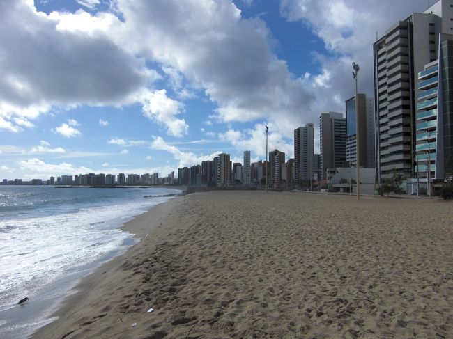 【３月３０日（月）】<br />　事実上、旅行最終日だ。航空券の乗り継ぎの関係で今夜リオデジャネイロにも立ち寄るが、帰国の航空券はフォルタレーザからになる。<br />　フォルタレーザは連日雨かと思っていたが、午前中は雲が多いものの強い日差しが照りつけ、真夏の気候だ。しかし風が強くて波は荒く、平日の朝ということもあり海水浴をしている人はほとんどいない。