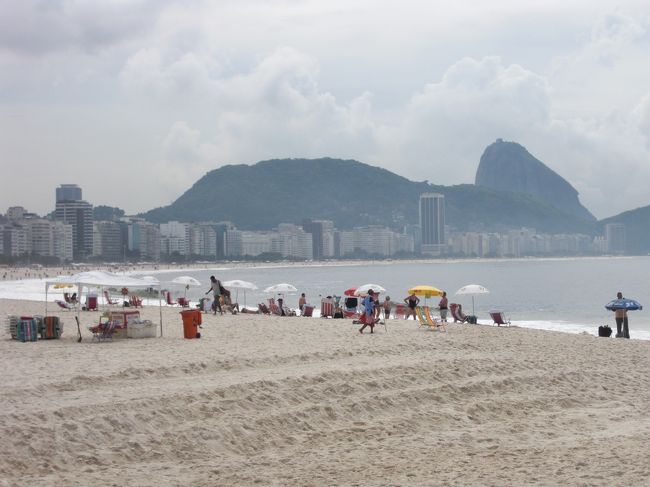 【３月３１日（火）】<br /><br />ホステルは１２時までにチェックアウトをしなくてはならないが、それまで海岸通りを散歩してみた。今日の天気は曇りで気温は３０度を下回っている。リオはもう秋の気配を感じる。<br /><br /><br />コパカバーナビーチ。