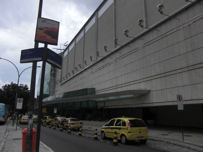 いつの間にか雨が降り出し、ぱっとしない天気だ。外を歩きたい気分ではないのでリオで有数のショッピングセンターである「リオ・スール」へ行ってみた。かつて盗まれたカメラを買いに訪れて以来１４年ぶりだ。あの時はブラジルには本当に物がないなと思わされた寂しいモールだった。しかし今回訪れたら建物そのものが変わっていて、ブランド品のテナントも入る今風の巨大なショッピングモールになっていた。