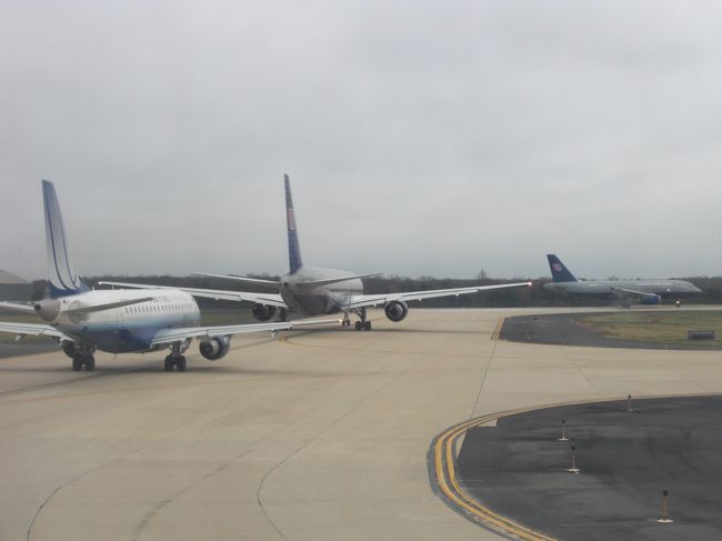 【４月１日〜２日】<br /><br />朝６時過ぎにワシントン・ダレス国際空港に到着した。海外からの到着便が集中するがアメリカ人が多いようで珍しくビジターレーンはほとんど列ができていなかった。荷物検査を済ませ、出発ロビーへ上がった。<br />　ユナイテッド航空のバブ空港として利用頻度が多いワシントン・ダレス国際空港だが、最初この空港に来たとき設備はいまいちであまり乗り継ぎに使いたくないなと思って。でもその後アメリカのいろいろな空港を見ていると、ターミナル間をモービルが走り回り、のんびりした雰囲気で慌ただしさがないこの空港がなに気に一番落ち着く気がする。<br />　シアトル行きの便までは２時間でほとんどラウンジでくつろぐ暇がないがそれくらいがちょうどいい。シアトル行きの出発は８時半だ。シアトルまでは５時間半。乗り継ぎを増やし、少しずつ西へ向かうのが気分的に楽なのではと思った結果が今回のルート設定だ。<br /><br />　ワシントンから東京へ向かう日本人はみんなノンストップ便を利用するだろう。案の定シアトルへ向かう日本人など誰もいない。<br />　しかしシアトルまでの５時間半。アメリカの国内線は時間が長く感じる。距離的には東京からバンコクに行くより長いのにＡ３２０の狭い機体で機内食も８ドルで販売され（買わなかったが）、トイレに行くのもままならない。これならワシントンから大型機の通路側で東京へ一気に向かった方が楽だったと感じた。ただ今回は初めての空港であるシアトルに立ち寄るのでそれなりに意味はある。<br />　現地時間１１時過ぎにシアトル空港に到着した。<br />　シアトルは初めてだ。この近くにポートランドという町があるがそこには以前デルタ航空で経由したことがある。しかしシアトルは着陸直前まで地上が見えないような雲に覆われていた。雨が降りしきり、気温も低く今にも雪に変わろうかという天候だ。<br />　せっかくなのでシャトルに乗ってメインターミナルに出てみた。シアトルの空港シャトルの特徴は英語と唯一外国語として日本語で放送案内されることた。日本から一番近いアメリカ本土の土地柄か、それともイチローのおかげか。<br /><br />　シャトルでメインターミナルへ出たが何もない。再び戻るのに長蛇の荷物検査を受けなくてはならず、到着ロビーに出たのは無駄足だった。<br /><br />　東京行きの出発までそれほど時間はないが、レッドカーペットラウンジに入ることにした。<br />東京行きは１２時５２分発。所要時間は１１時間強だがアメリカ本土からの最短時間だ。<br />翌日午後５時に成田国際空港に到着した。<br /><br />【終わり】