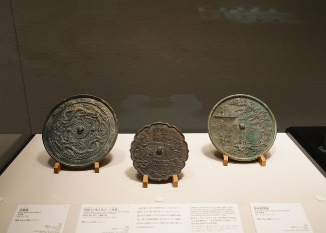 （左）双龍鏡（朝鮮 高麗時代・12～14世紀）<br />（中）海舶文「煌丕昌天」八稜鏡（朝鮮 高麗時代・12～13世紀）<br />（右）龍樹殿閣鏡（朝鮮 高麗時代・10～14世紀）<br />