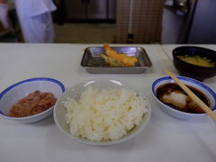 ちょっと並んだけど、何とか1巡目に滑り込めたイェーイ（国内線ターミナルを出て、道路を渡ったバス停から西鉄バスでひらおまで。開店20分前到着で30人待ちくらい）。カウンターだけのお店だし、オペレーションが素晴らしいので回転は早いんですけどね。

色々な定食や単品を選べる中、私は毎回「あじわい定食」を頼んでしまう。えび・鶏もも・白身（この日はメヒカリ）・いか・野菜3品（この日は茄子・南瓜・ピーマン）と味噌汁が付いて780円（順不同）。好き…！
名物のイカの塩辛・ご飯・天つゆ（大根おろし入り）・味噌汁が先に運ばれ、後から揚がった順に天ぷらが真ん中のバットに次々と置かれていく方式。