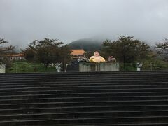 道の駅こもちを後にし、いざ法水寺へ。

上にも駐車場があると書いてあったのですが、
下の駐車場に車を止め雨の中階段を登ります。