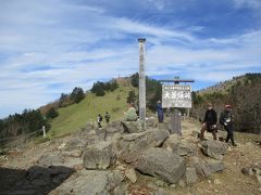 大菩薩峠　標高1,902ｍ
山荘「介山荘」の建物を抜けると、標柱がありました。