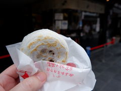 梅ヶ枝餅は、リズミカルに焼いている光景が楽しかったので「かのや」さんのを。

熱々のそれにかぶり付きながら、餅やあんこの加減が懐かしいな…？ 以前も食べているけど、それとは違って…とぼんやり考えている内に、香港の紅豆燒餅に似ていることに気付き東アジアー！ とアハ体験。長崎は有名だけど、福岡も中国や朝鮮半島の文化の影響が日本の他の地域より強めなのかもしれない。
奇趣餅家の紅豆燒餅もおいしいけど、梅ヶ枝餅もおいしいね。何処かで牛乳を買っておけばよかったなー。