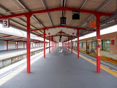 太宰府駅はスッキリした伏見稲荷駅みたいな感じ。