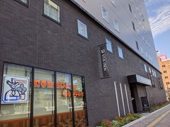 広島駅に到着。ホテルに荷物を預けに向かいます。今回のお宿は広島駅新幹線口からすぐ、今年の6月にオープンしたばかりのヴィアイン広島新幹線口です。