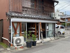 次の目的地はこのカフェです。
ぱっと見　カフェに見えないですね。