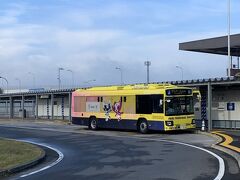 定刻着！
そして第3ターミナル行きのバス乗り場は1番！
いる！
ダッシュ！
セーフ！
7:20発に乗りました～

この写真は降りた後(笑)
東京オリンピックのラッピングバス！