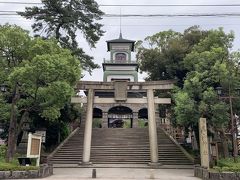 その後向かったのは、こちらの尾山神社。

入り口にある、神社らしからぬステンドグラスの門がインパクト大！