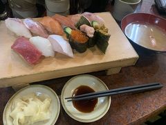 ホテルの朝食を付けていなかったので、遅めのブランチに♪

近江町市場の中にある近江町市場寿しさんで、のどぐろとウニ入りのぜいたく握りをオーダーしました！