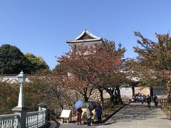 せっかくなので兼六園からすぐ向かい側にみえている金沢城にも行きます。