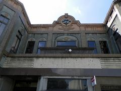 次は三豊市の「みの駅」から歩いて10分程の下高瀬簡易郵便局。サラッと書きましたが、電車の本数も少なく、みの駅は無人駅で、降りた時も乗った時も私一人でした。そこから歩いて行くと、突如現れるんです、この洋風建築。