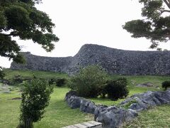 写真は、北山王(ほくざんおう)の居城だった今帰仁城(なきじんぐすく)跡。
日本100名城に選ばれるだけあり、城壁の美しさに心を奪われことでしょう。
今帰仁城の主は、中城城の按司(あじ)『護佐丸／ごさまる』にとっては憎き相手。
護佐丸の曾祖父 vs 北山王、そして護佐丸＋尚巴志 vs 北山王の関係が分かると、三山時代から琉球統一までの歴史の紐解きが面白くなります。
ここで按司(あじ)という言葉も説明しておきましょう。
簡単に言うと、地域の指導者。
村落共同体の首長で、今の市町村長に置き換えられることもあります。
各地の按司たちが城を築き始めると、今度は各地で勢力圏争いがおこり、力の弱い按司は力の強い按司に飲みこまれていきました。
時は流れ、三山(山北・中山・山南)時代へ。
３つの大きな勢力の一つが、今帰仁城の北山王だったのです。