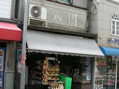 歴史を感じさせる店構えですが、室外機が邪魔ですね。靴の余川という下駄屋さんのようです。