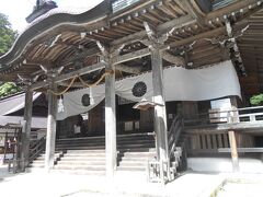 戸隠神社中社。鏡池から60分です。
中社は五社の中で最も大きい。どこか一ヶ所だけ参拝するとしたら、ここかと思います。奥社は駐車場から長い参道を歩かなければ行けないので、車でお手軽参拝の方はここに参るみたいです。
