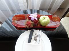 プロンポンでマッサージとお買い物を済ませてホテルに戻って来ました。
今日のお部屋のフルーツはこちら。

お部屋で少し休憩した後は、早めの夕食を予約してあるのでタクシーで向かいます。