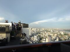 バンヤンツリーの61階、屋上テラスにあるヴァーティゴで夕食を頂きます！
ガラスの壁も何もなく、この高さから景色を臨んだことは人生初かもしれないです。圧巻！