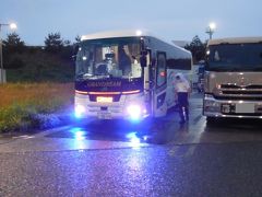 早朝の新名神甲南PA。バスは東名静岡県下での事故や工事のせいでやや遅れている。東名は夜中でも混んでいるのだ。15分の小休憩。
