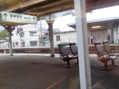 京都から2時間足らずで兵庫県、いや近畿地方の西端、上郡に到着。ここから智頭急行線へ。
ここまでは、山陽線の普通電車が30分ごとに来るが、ここから岡山との県境をこえるのは、1時間毎。そのかわり、岡山からここまでは特急「いなば」が走り、智頭急行に入っていく。