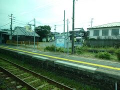 実は、鮫駅から乗った列車、結構混んでおりまして、この先、海側を眺めたりするのに適した場所がなかなか確保できませんでした。
そこで、この先はずっと山側（進行方向右側）の景色。