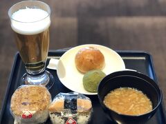 友達と新千歳空港で待ち合わせて、かんぱーい！
コロナの流行に伴い今はスープやお味噌汁の提供は中止中です。