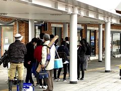 今日は月曜日です。

高松港の女木島～男木島行きの切符売り場には早朝から釣り道具を持った人たちが並んでいました。