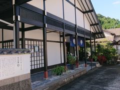 鍋島御庭焼のお店
5代目から直々に、鍋島焼、伊万里焼、有田焼の違いを聞く
鍋島焼＝江戸時代の伊万里焼、古伊万里焼＝古い有田焼、伊万里焼＝伊万里地方で作る焼き物
江戸時代、鍋島焼は幕府などに献上され、庶民の手に入らないもので、有田焼は庶民にも手の届くものだった
なので、現在、江戸時代の鍋島焼は、美術品のカテゴリーに入る希少品
今の鍋島焼は、大量生産する窯元もあるが、ここは昔からの伝統を守り、希少価値の高い陶器を作っている