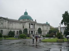 東京国立博物館へ移動。この日は、上陸しなかったものの台風が、太平洋沖を通過しており人は少なめでした。