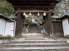 下って行くと、東雲神社という神社がありました。
裏側から到着したのですが、一度出て再度正面から入り直します。