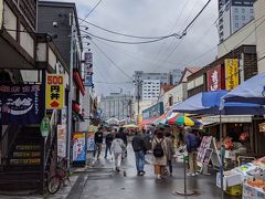 2日目の朝は朝食目当てに函館朝市へ行きました。
外国人もいないし、観光客が少ないのでこの通り以外は閑散としていました。。
寂しいです。
