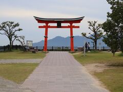 山陽道宮島SAです。
ここにも鳥居があります。
鳥居の先に見えるのは宮島。
久しぶりにここへ来ました。

そもそも高速道路を走るのは何ヶ月ぶりだろう？