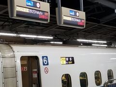 新大阪20：23発
のぞみ99号で博多へ向かいます!(^^)!

さあ乗り込みますよ
テンション上がる～♪