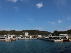 高松からフェリーで約50分。
直島の宮浦港に到着します。